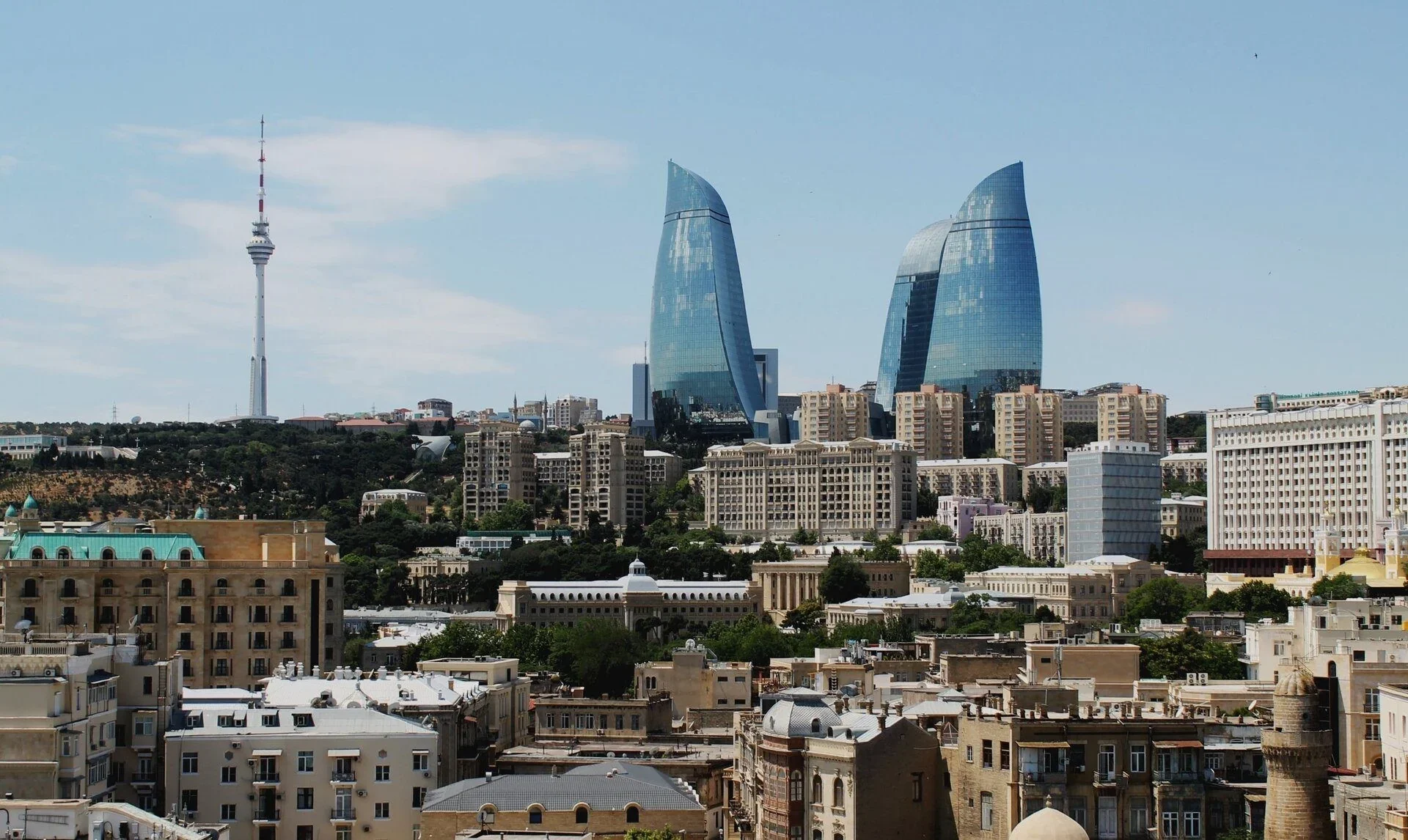 Панорама Баку с башнями Пламени