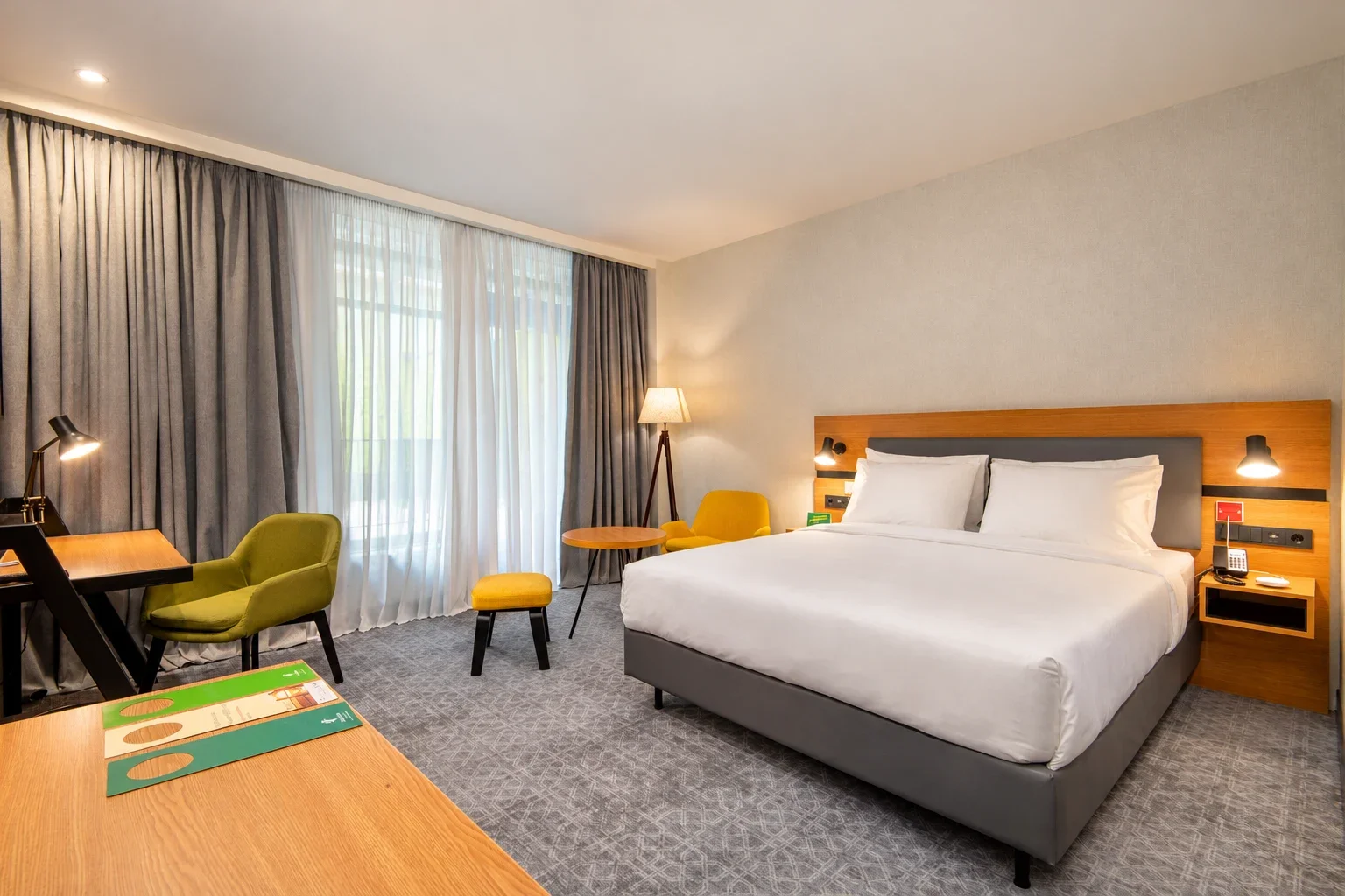Номер отеля Holiday Inn Yerevan Republic Square